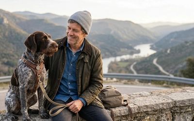 Chien à côté d'un sac et de son maître