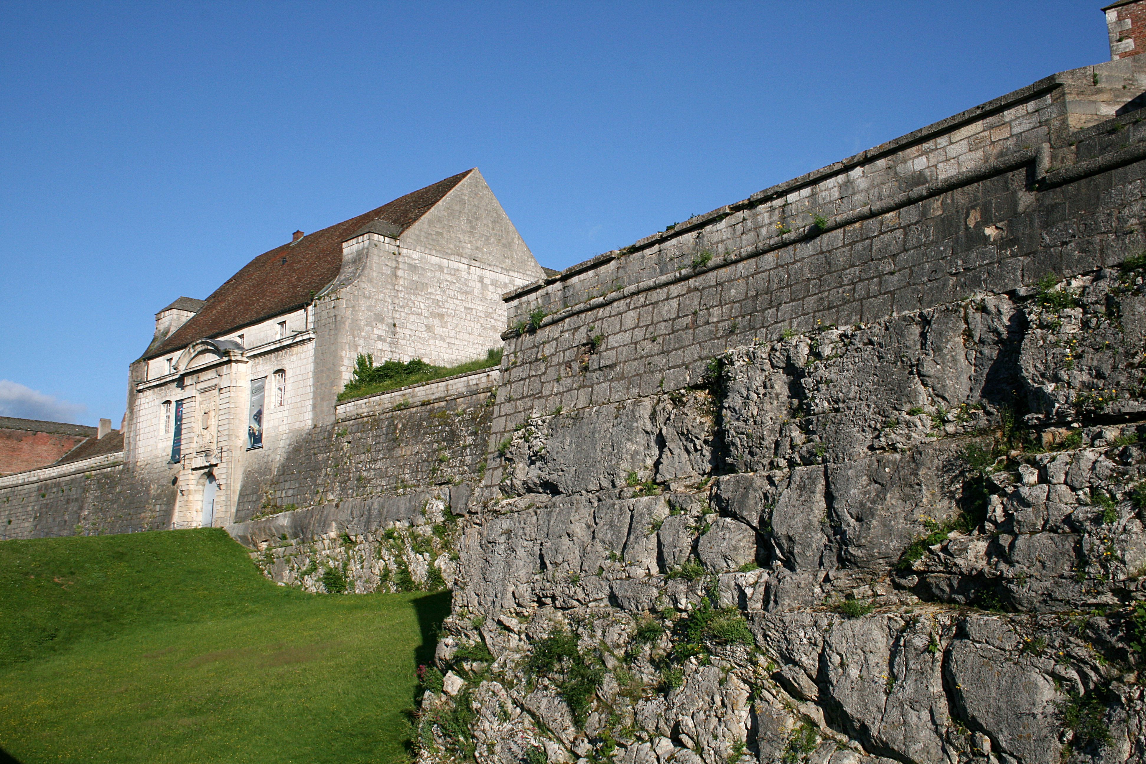 Vue du fossé, des murailles et du portail d'entrée du front Saint-Etienne de la Citadelle de Besançon