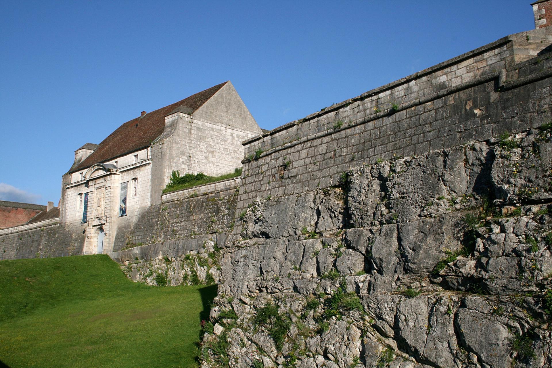 Vue du fossé, des murailles et du portail d'entrée du front Saint-Etienne de la Citadelle de Besançon