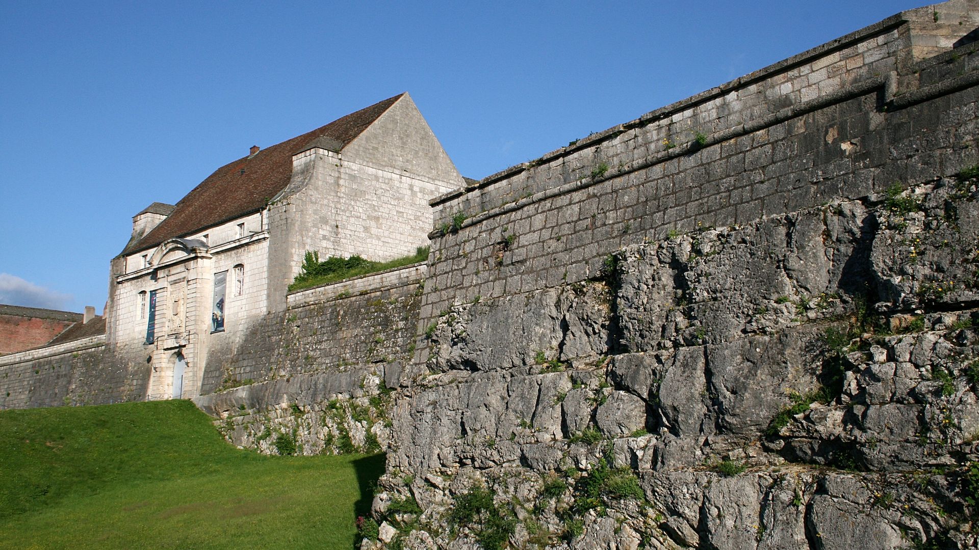 Vue du fossé, des murailles et du portail d'entrée du front Saint-Etienne de la Citadelle de Besançon