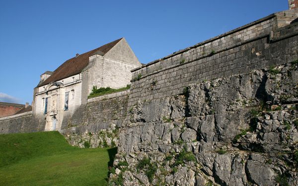 Vue du fossé, des murailles et du portail d'entrée du front Saint-Etienne de la Citadelle de Besançon