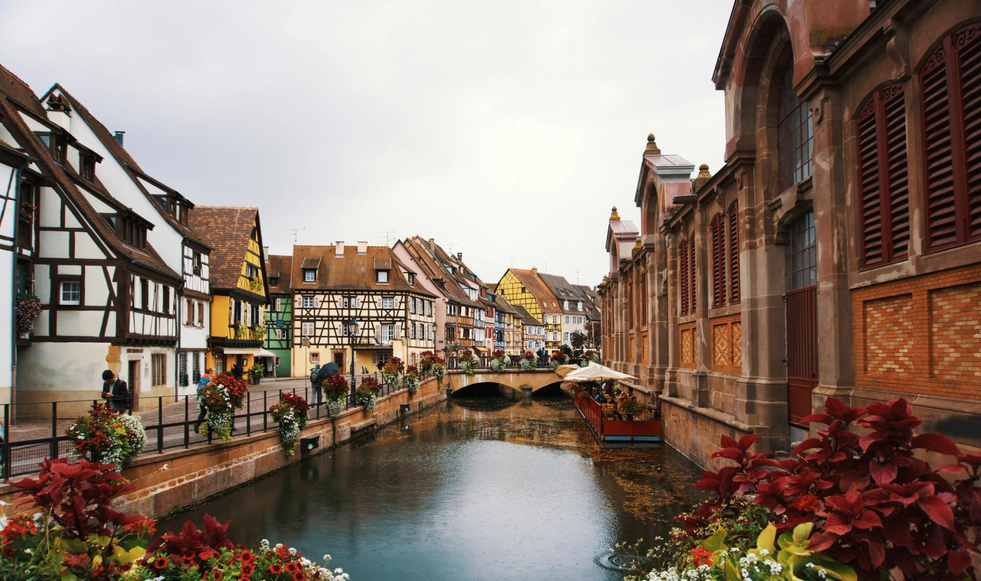 Maisons à colombages colorées et canal de la Petite Venise à Colmar, Alsace