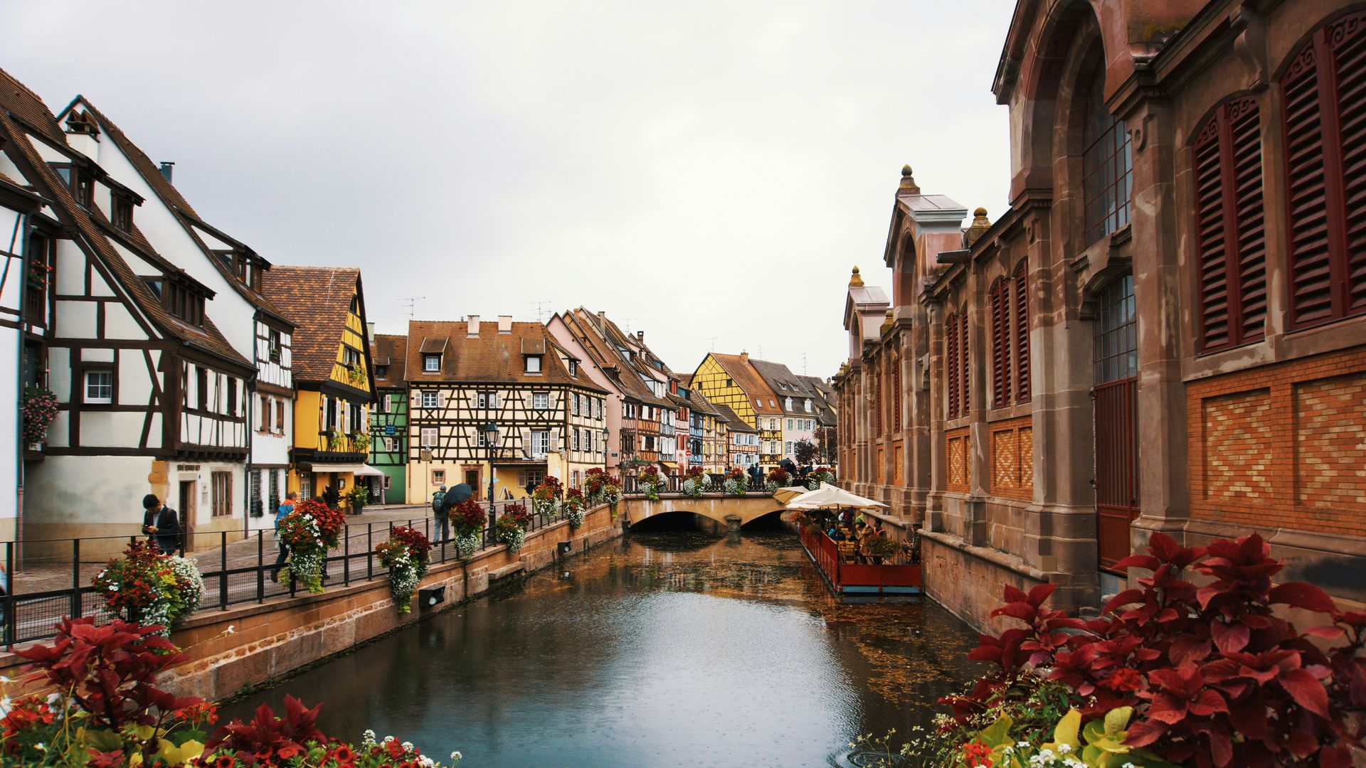 Maisons à colombages colorées et canal de la Petite Venise à Colmar, Alsace