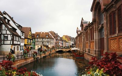 Maisons à colombages colorées et canal de la Petite Venise à Colmar, Alsace