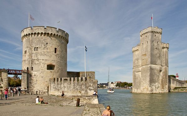 Les tours Saint-Nicolas et de la Chaîne encadrant l'entrée du Vieux-Port de La Rochelle, vues depuis les quais