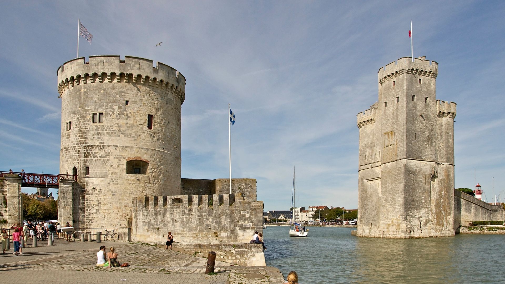 Les tours Saint-Nicolas et de la Chaîne encadrant l'entrée du Vieux-Port de La Rochelle, vues depuis les quais