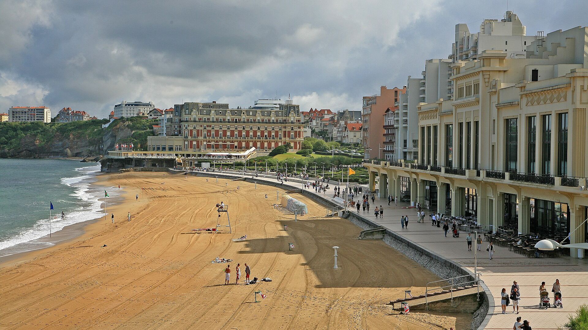 La Grande Plage de Biarritz avec l’Hôtel du Palais en arrière-plan, vue depuis la promenade au bord de l’océan Atlantique
