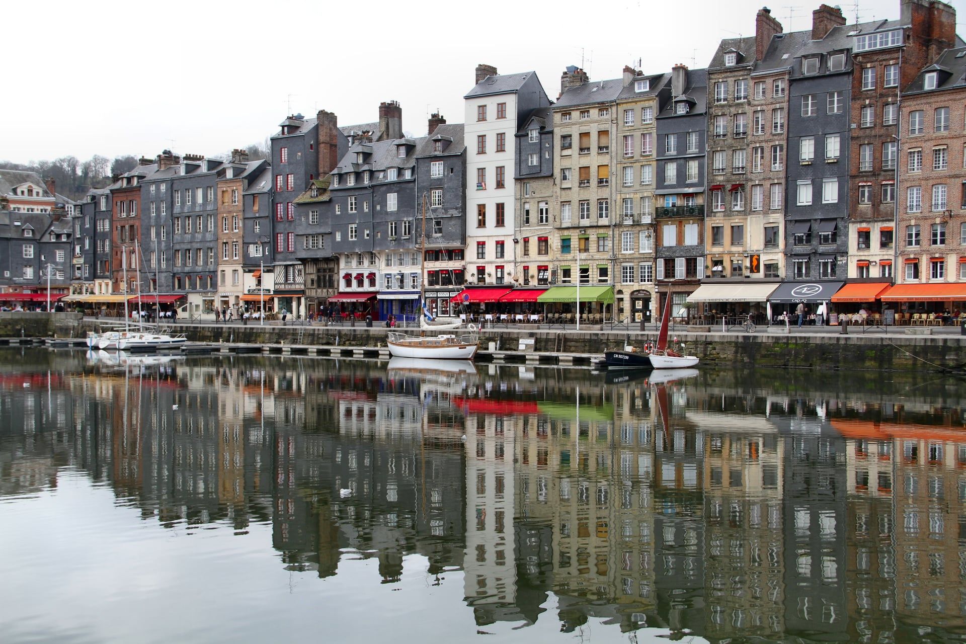 Le Vieux Bassin de Honfleur et ses maisons à façades d'ardoise, reflets sur le port au petit matin