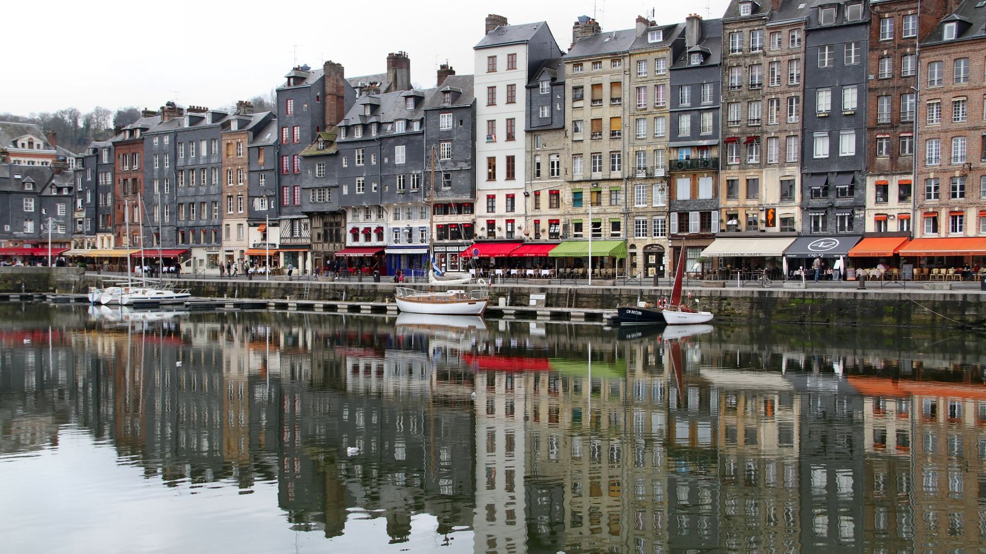 Le Vieux Bassin de Honfleur et ses maisons à façades d'ardoise, reflets sur le port au petit matin
