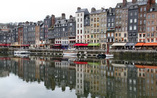 Le Vieux Bassin de Honfleur et ses maisons à façades d'ardoise, reflets sur le port au petit matin