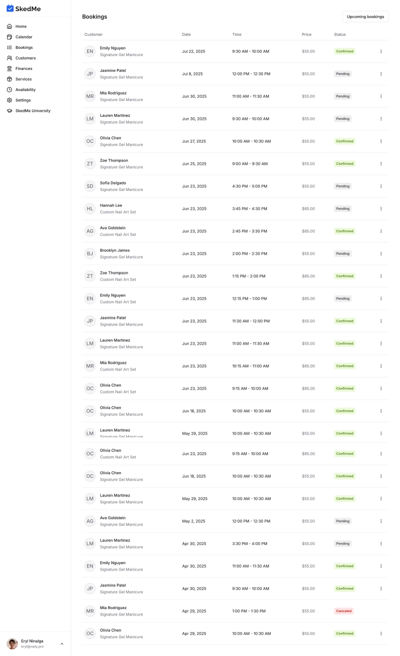 Past bookings view with example entries