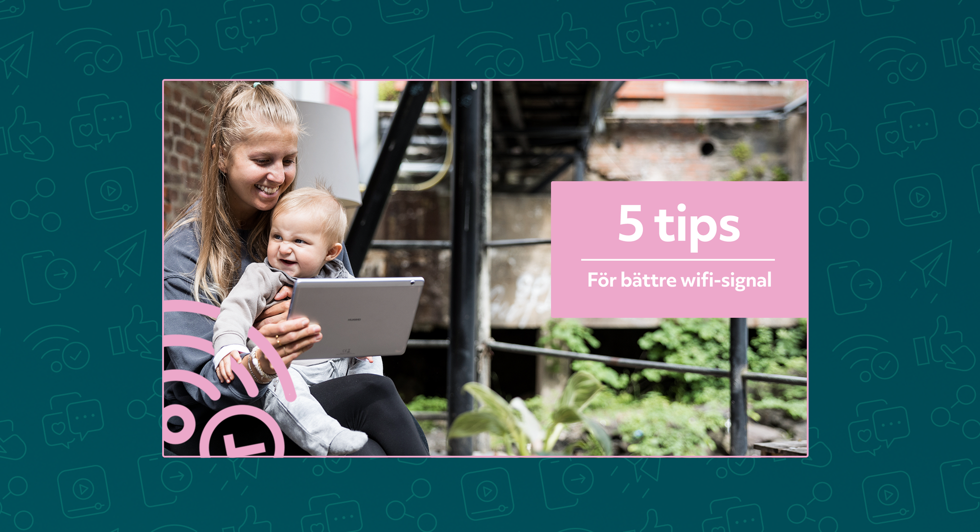 Mamma och litet barn sitter i en soffa på en terrass med en surfplatta.