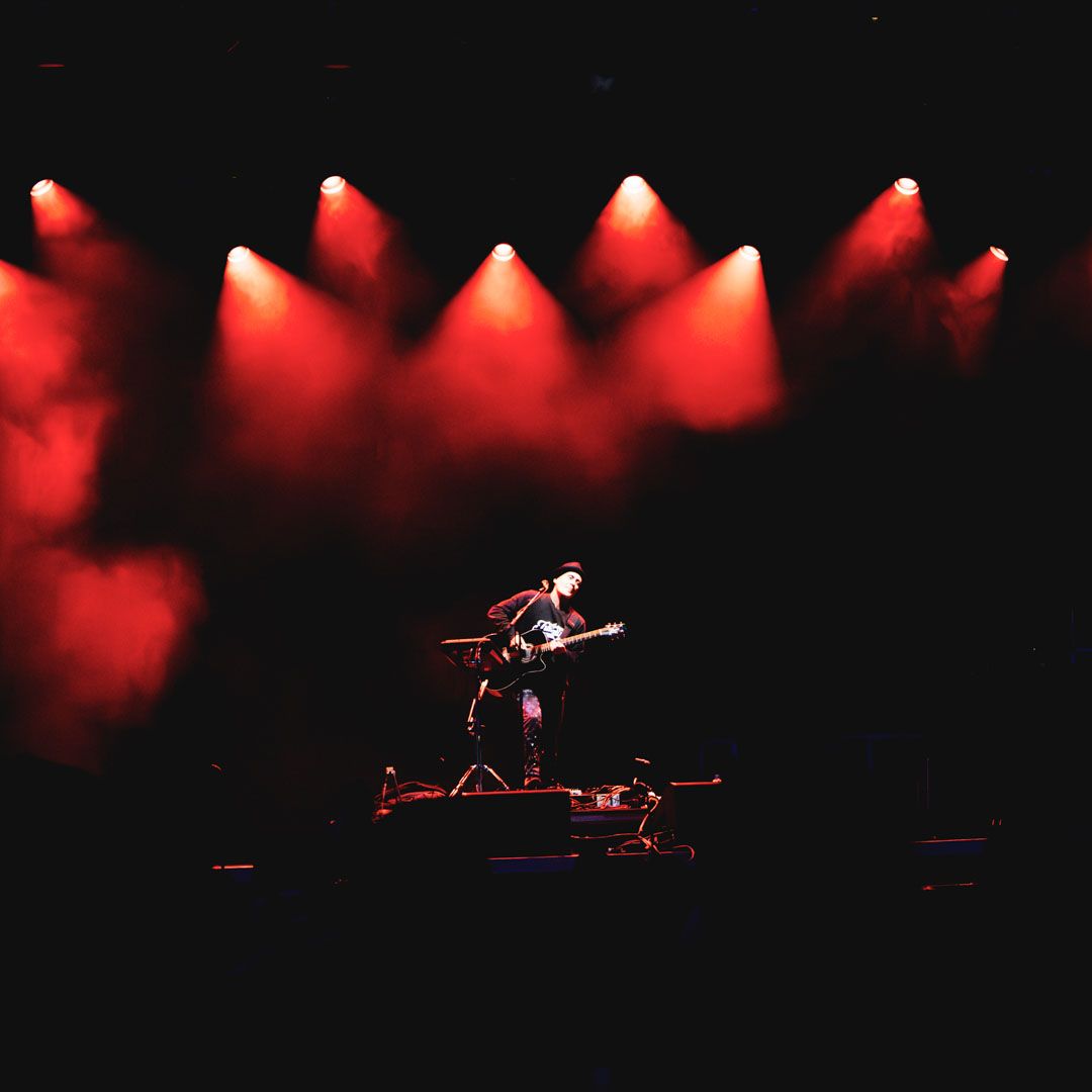 Tiki Taane performing