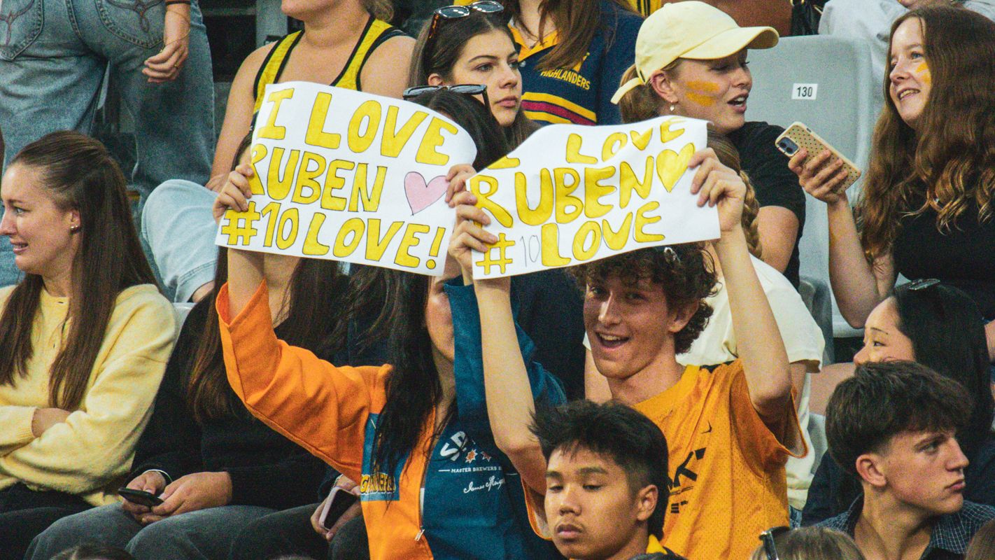 Ruben Love Fans in the Zoo