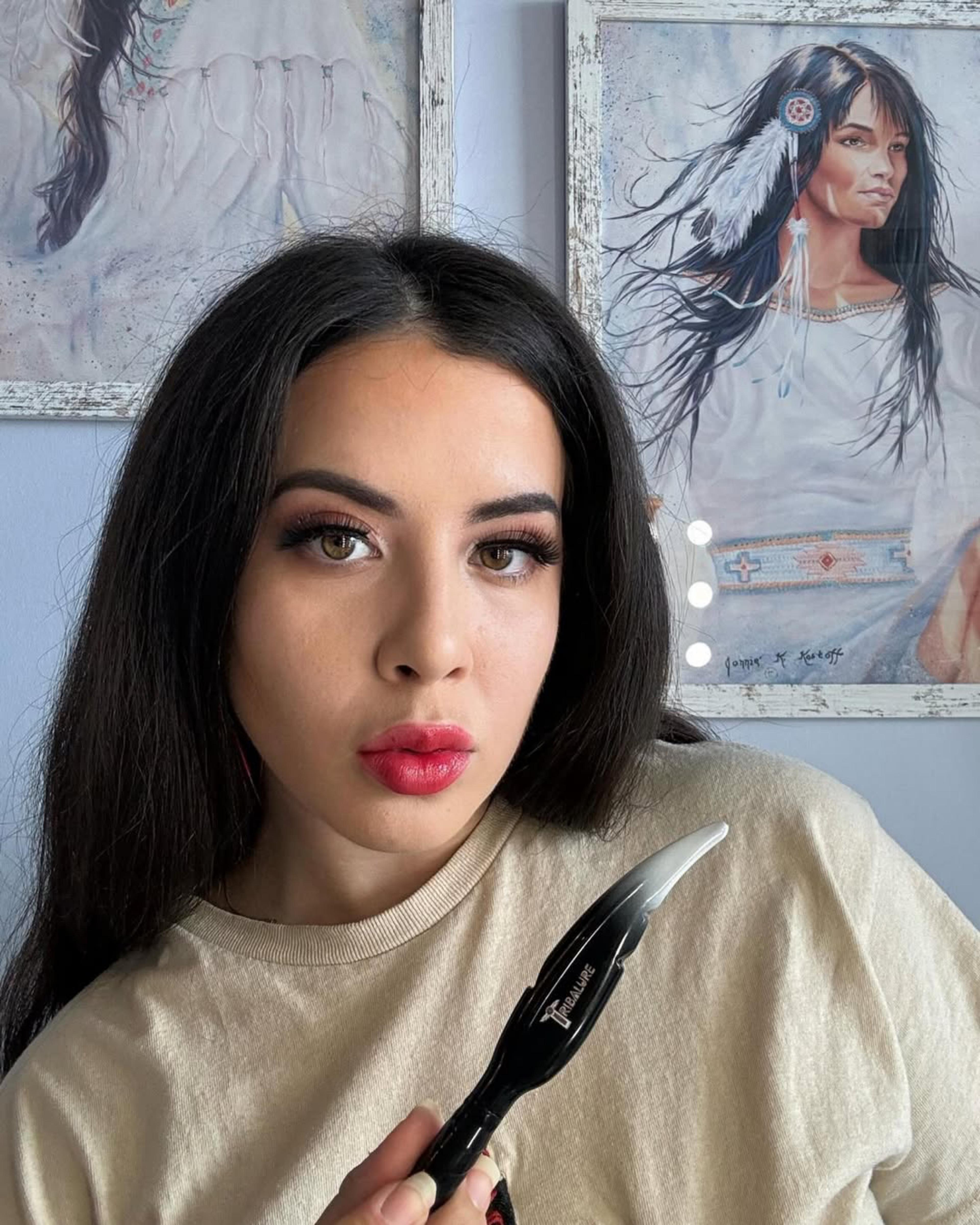 Amanda looking 🔥 wearing Tribalure's liquid liner and lipgloss