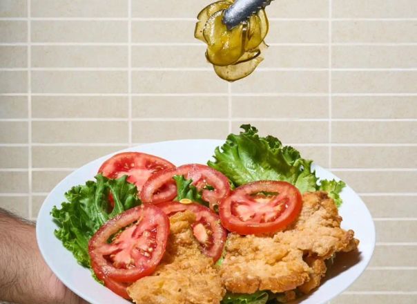 Ensalada con pollo apanado y encurtidos Rocco's