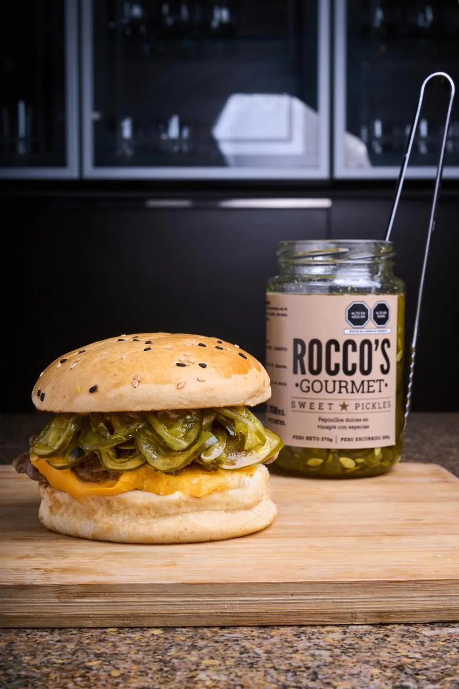 Hamburguesa casera con pepinillos encurtidos Rocco's