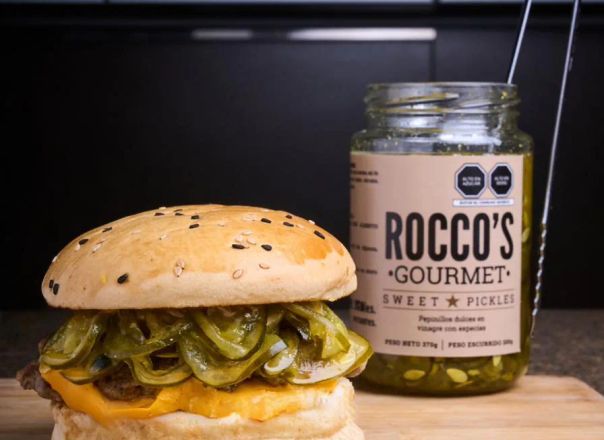 Hamburguesa casera con pepinillos encurtidos Rocco's