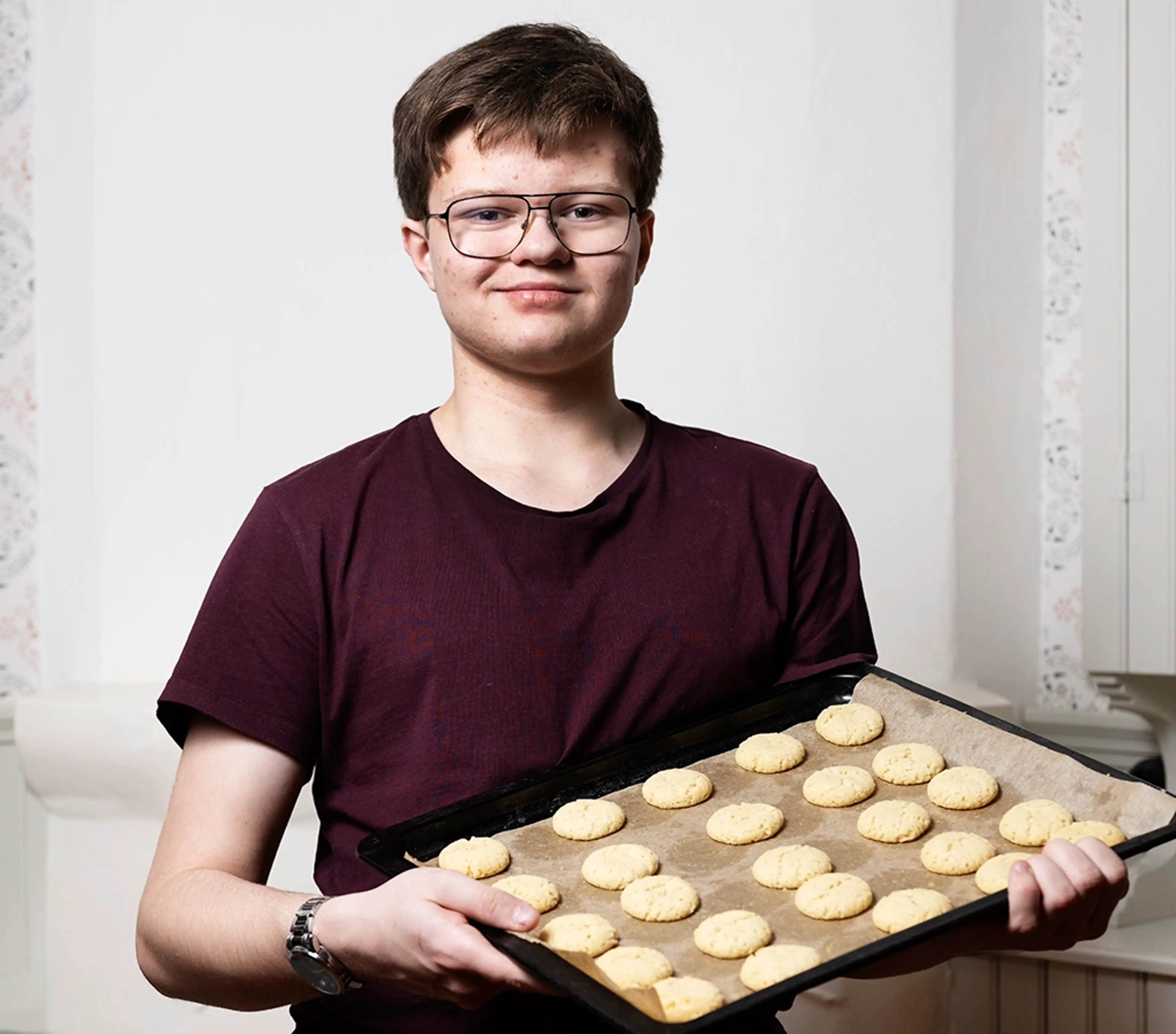 Pojke med plåt med småkakor