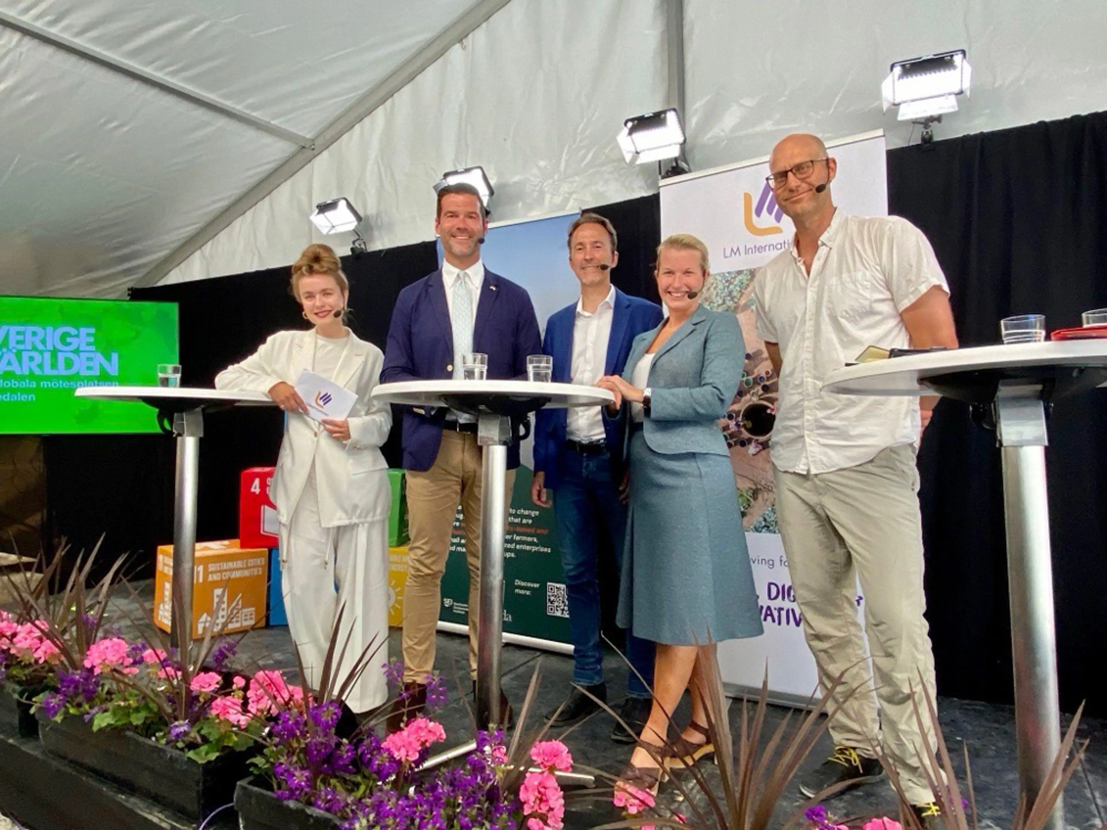 Grupp av människor på scen i Almedalen