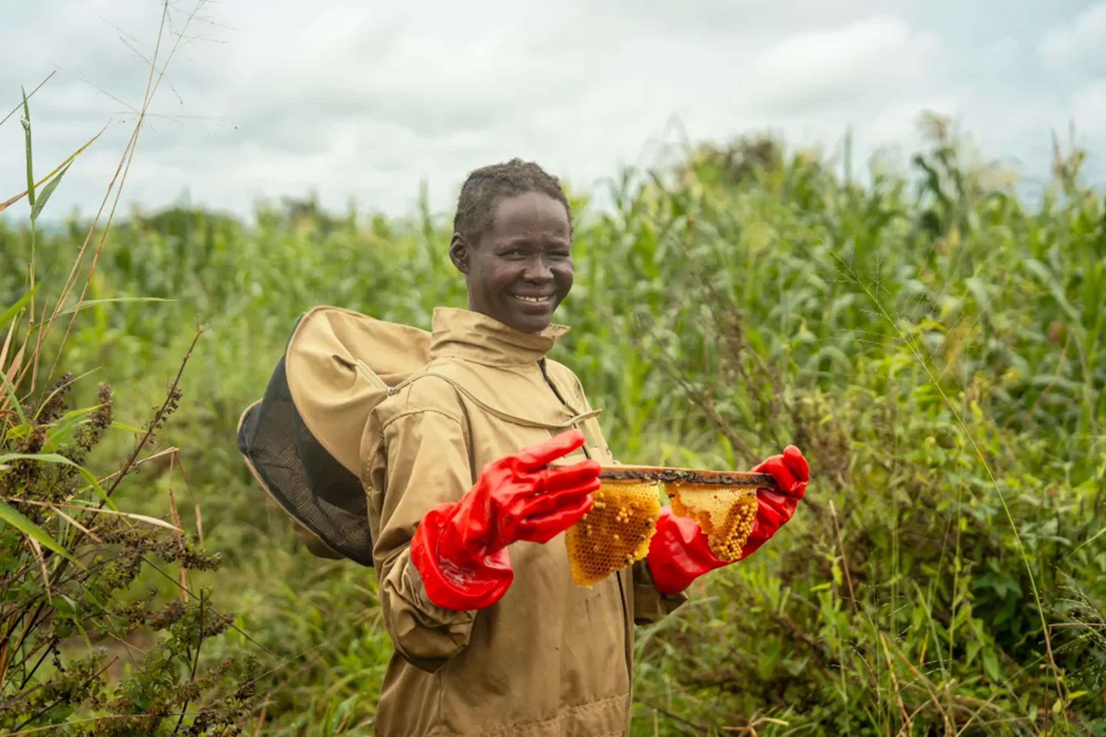 Agnes är biodlare i Rhino Camp Uganda