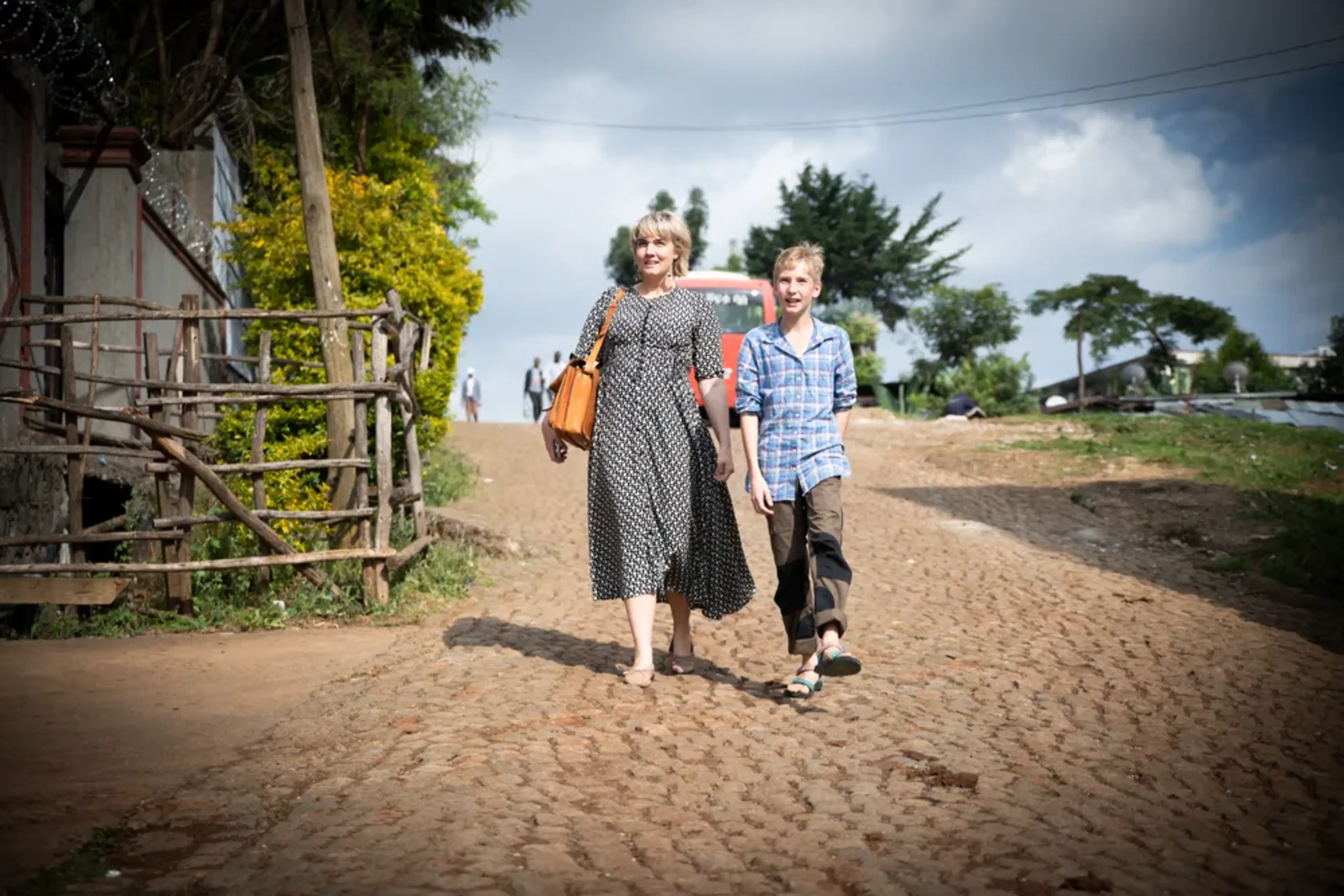 Clara Lidström och hennes son går på en väg i etiopien och ler