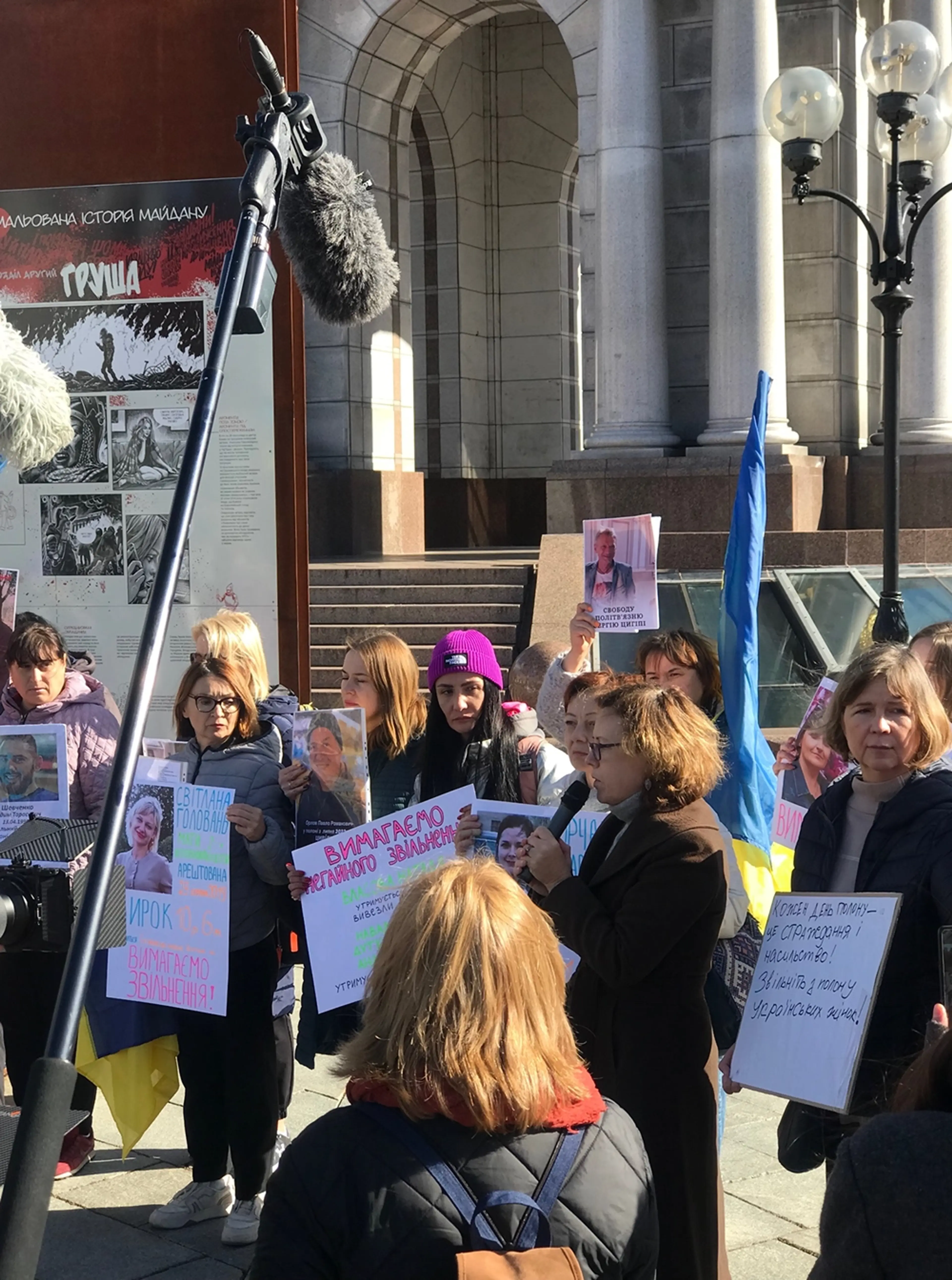 Liudmyla står med under en demonstration och demonstrerar med skyltar