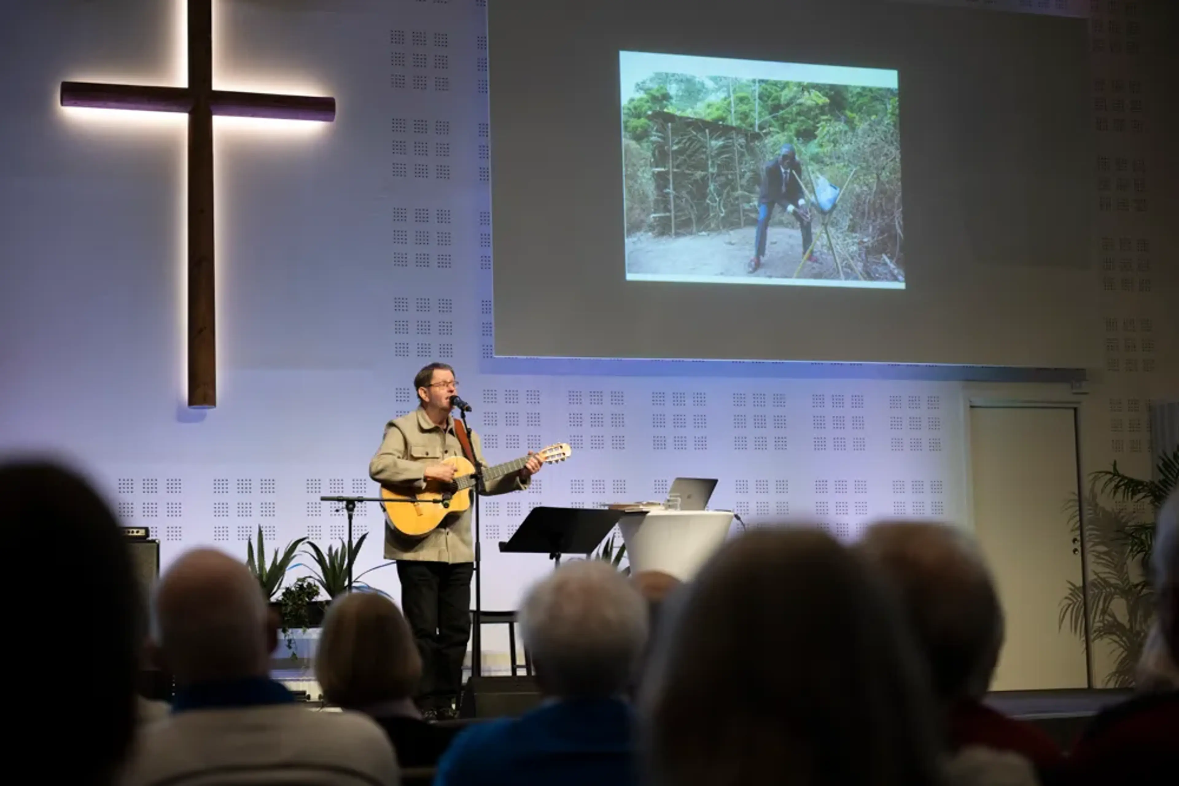 Perla står och spelar musik i en kyrka