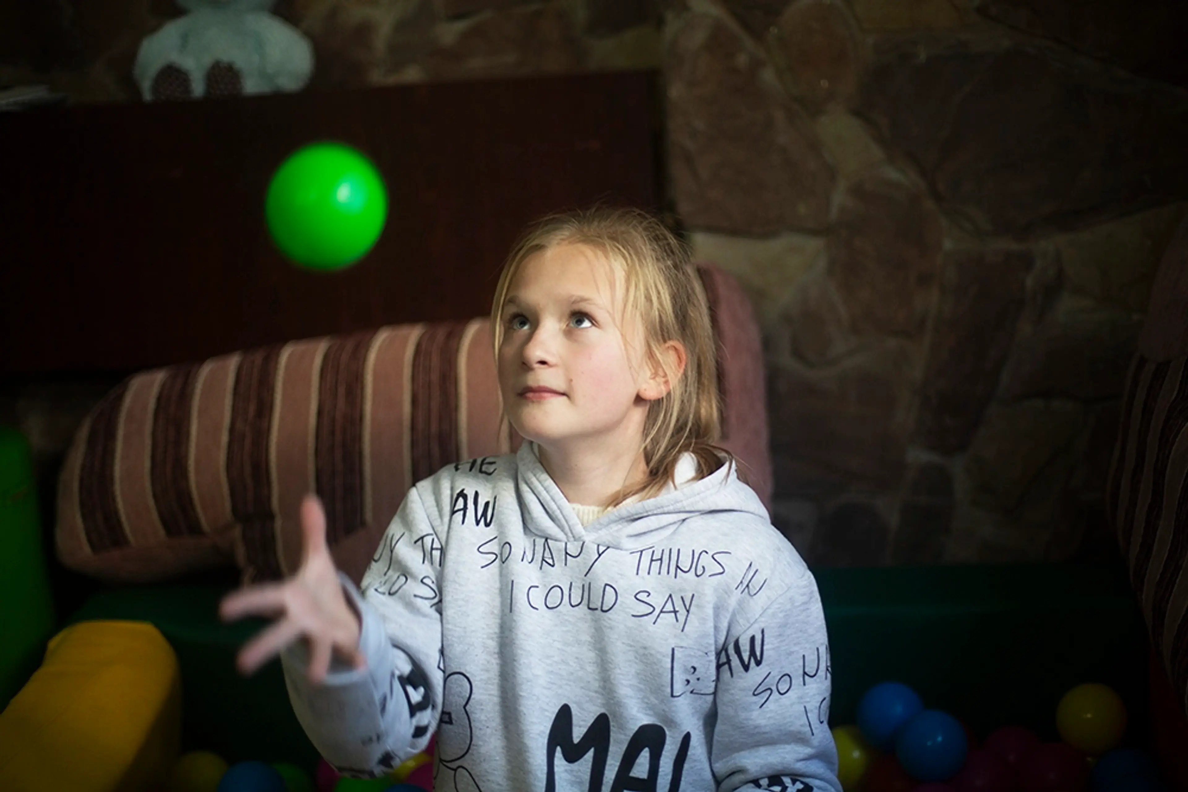 Flickan Zlata jonglerar med en grön boll
