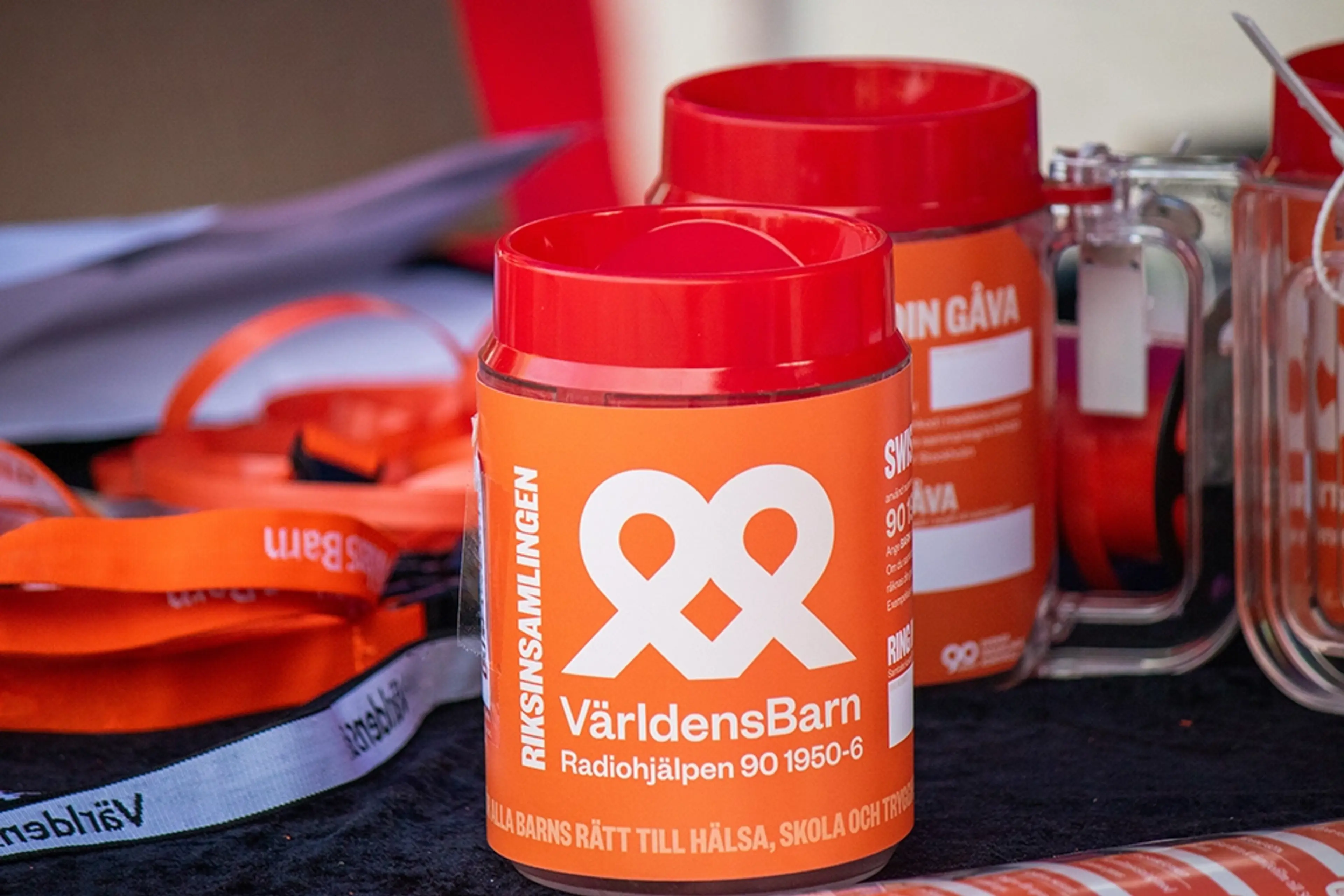 Två insamlingsbössor för Världens Barn