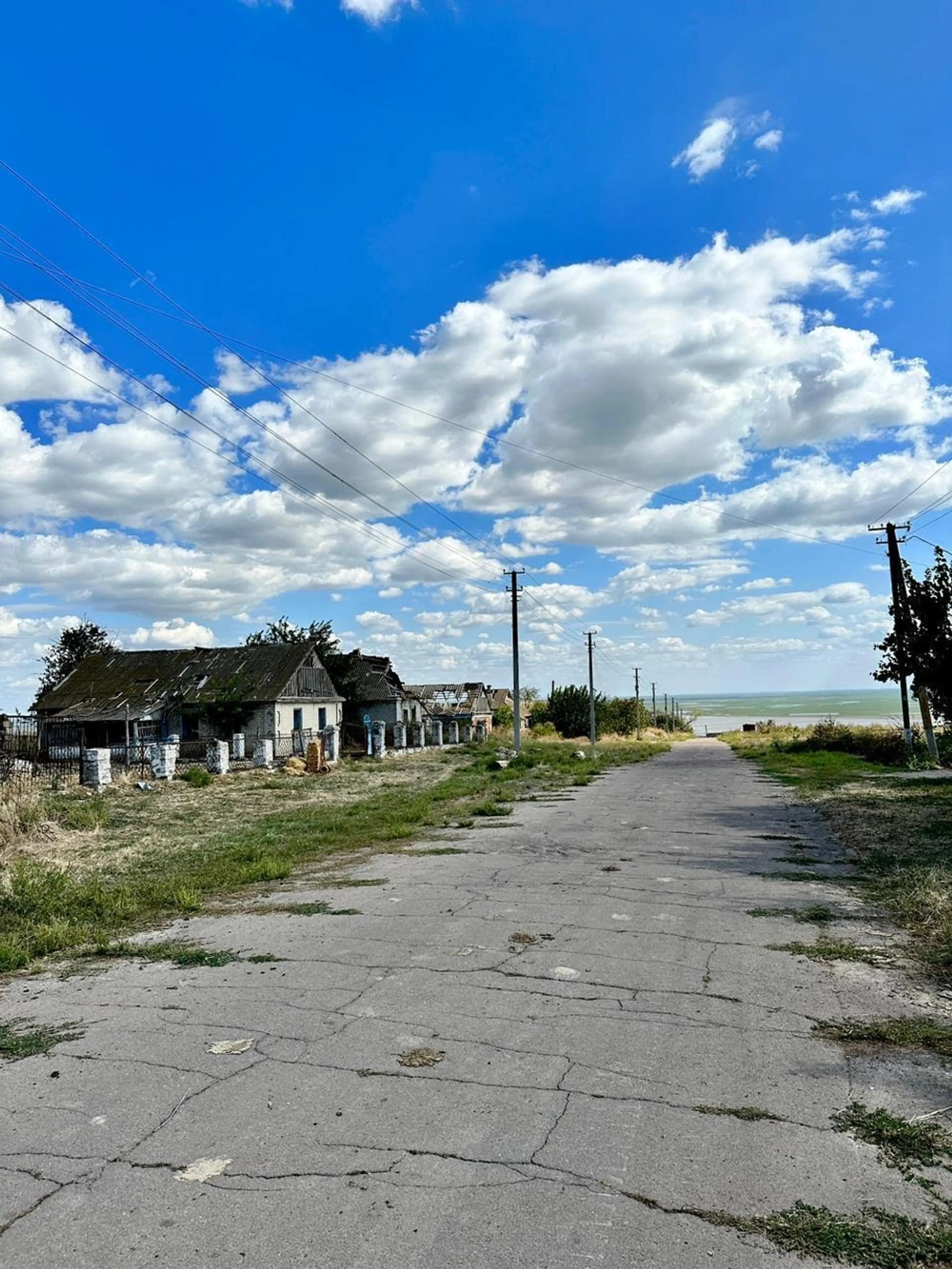 En vag som leder till ett hus på den ukrainska landsbygden