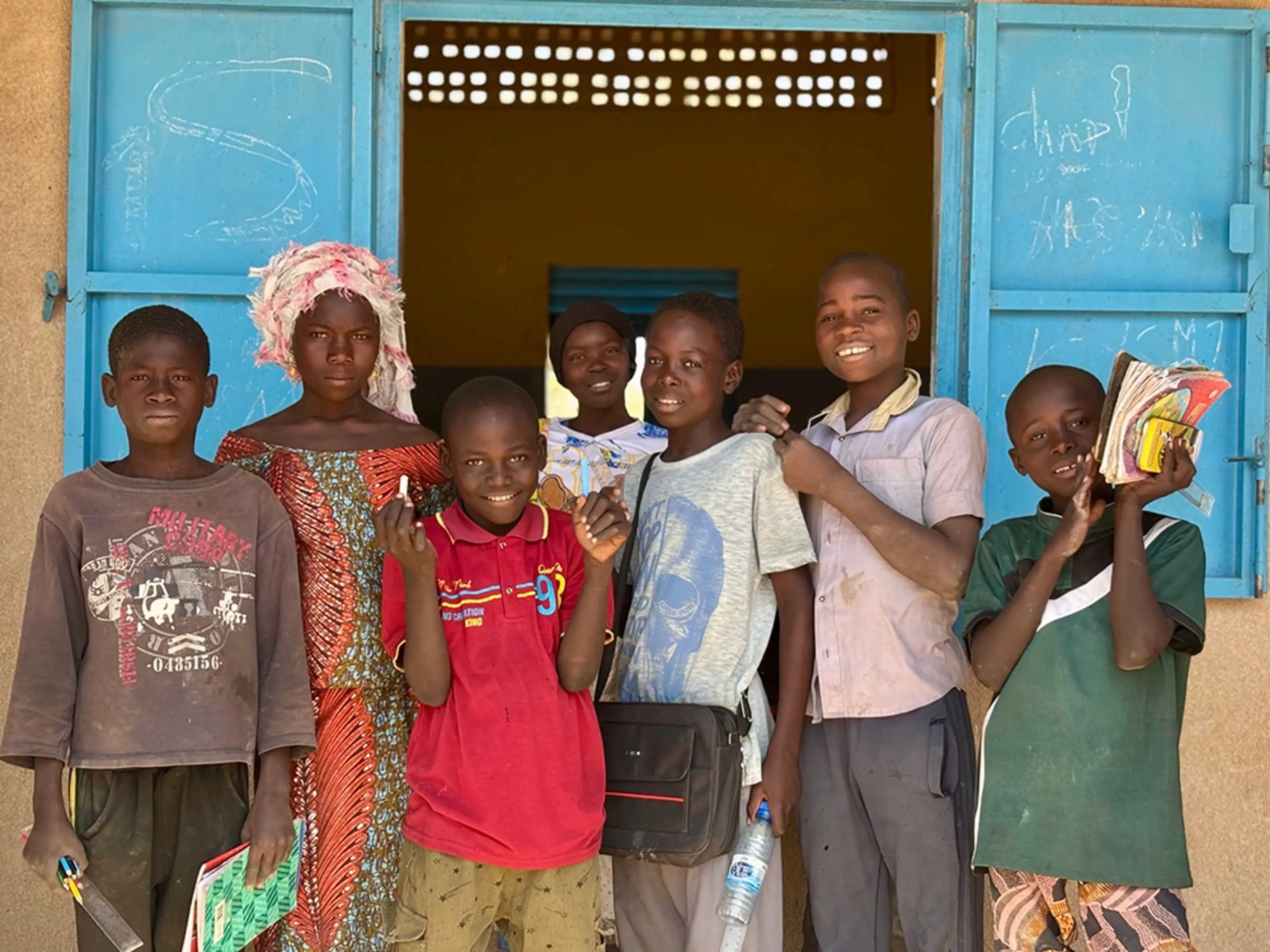 Barn och lärare utanför skola i Sudan
