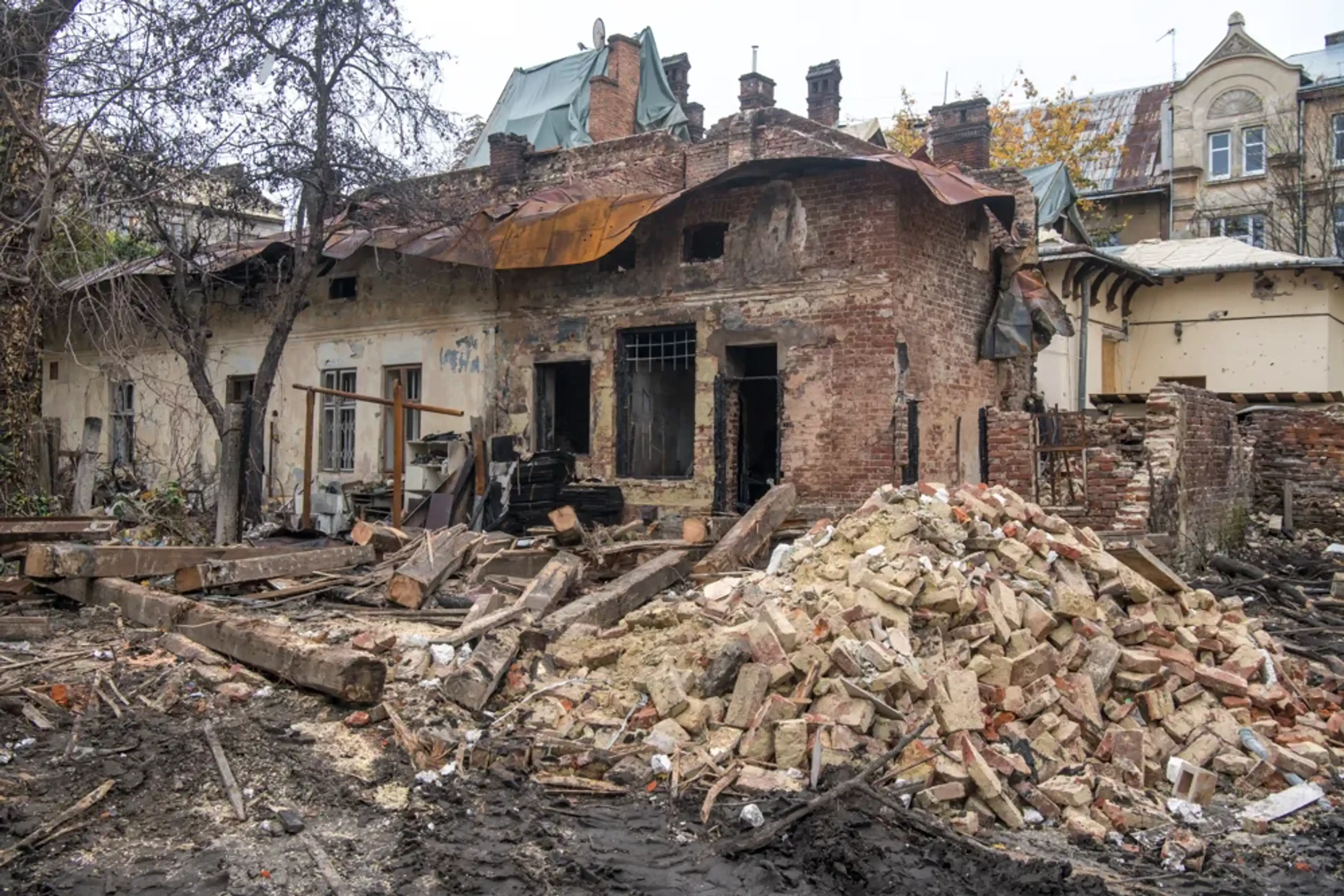 Rasmassor efter bombning av stad i Ukraina