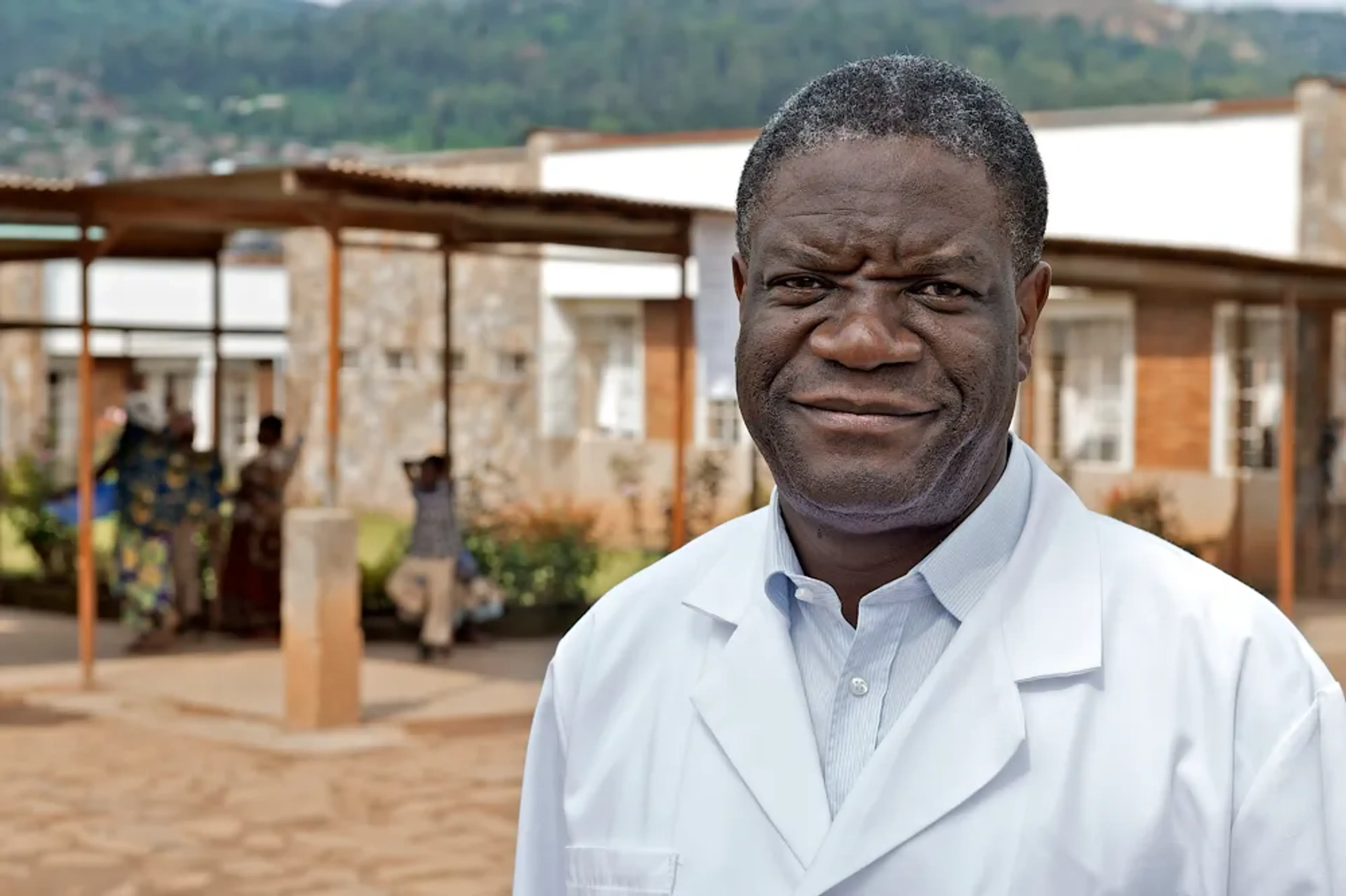 Dr Denis Mukwege utanför Panzisjukhuset