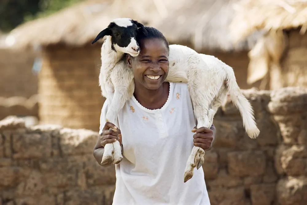 En kvinna har en get på sina axlar