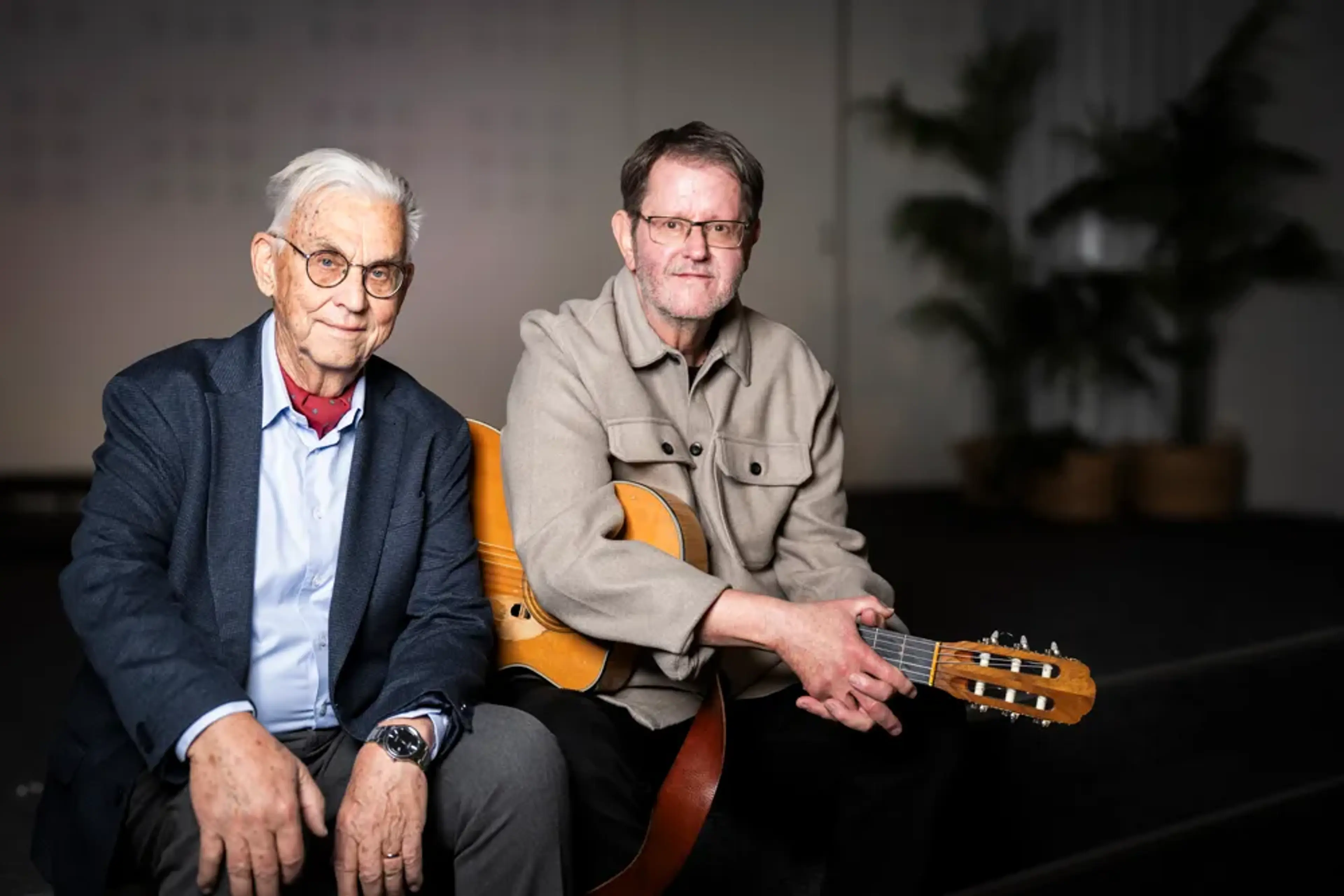 Perla och Birger sitter ned med en gitarr