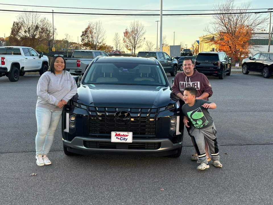Starr and Chris with their 2024 Hyundai Palisade
