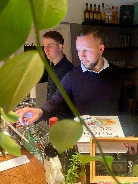 Dominik: voller Einsatz am Tresen