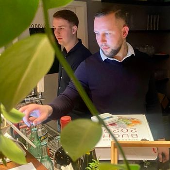 Dominik: voller Einsatz am Tresen