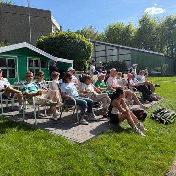 Zuschauer beim spannenden Medenspiel