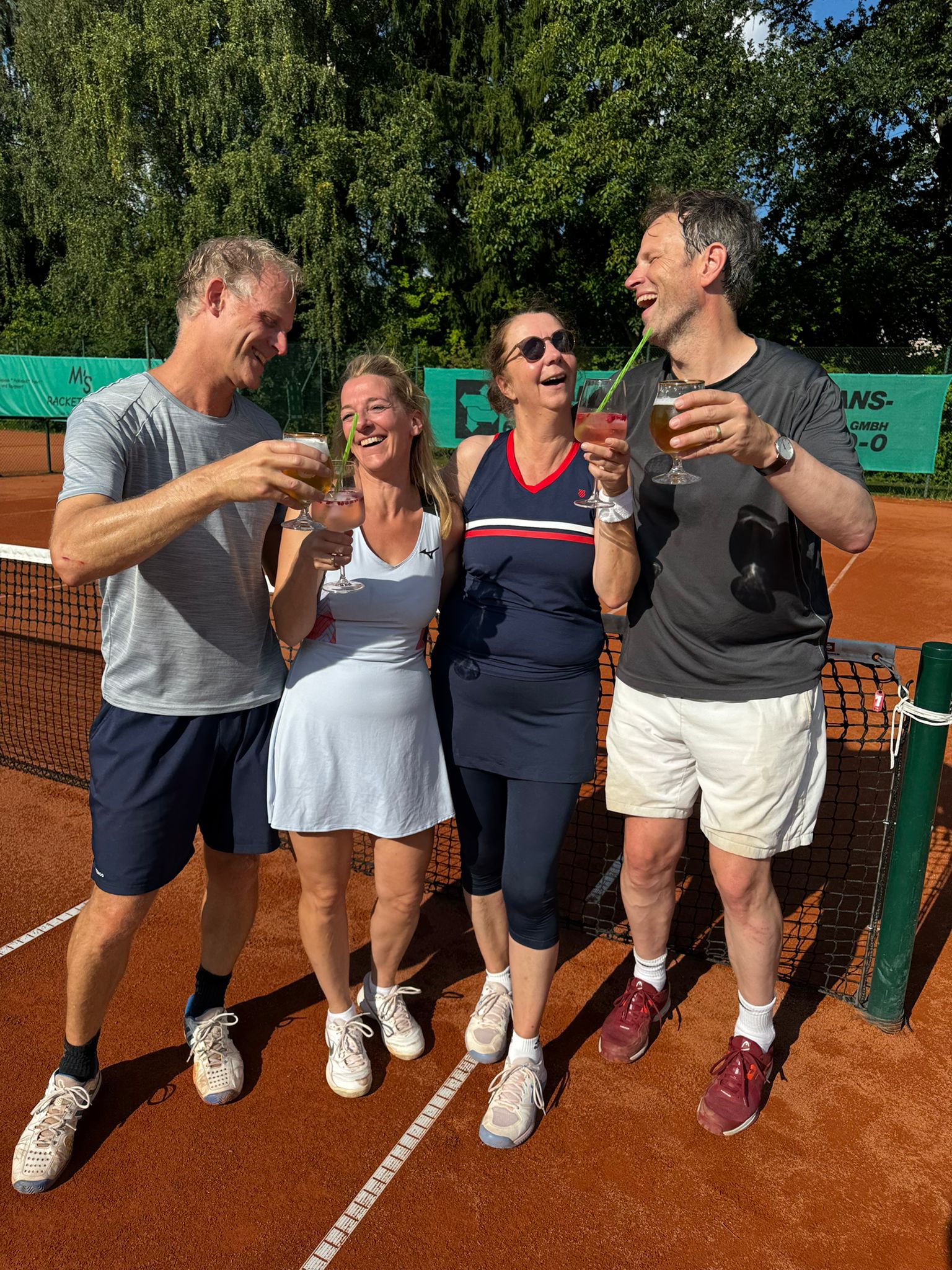 Gute Stimmung nach dem Finale: Susanne & Lutz (rechts) feiern mit Jule und Manfred