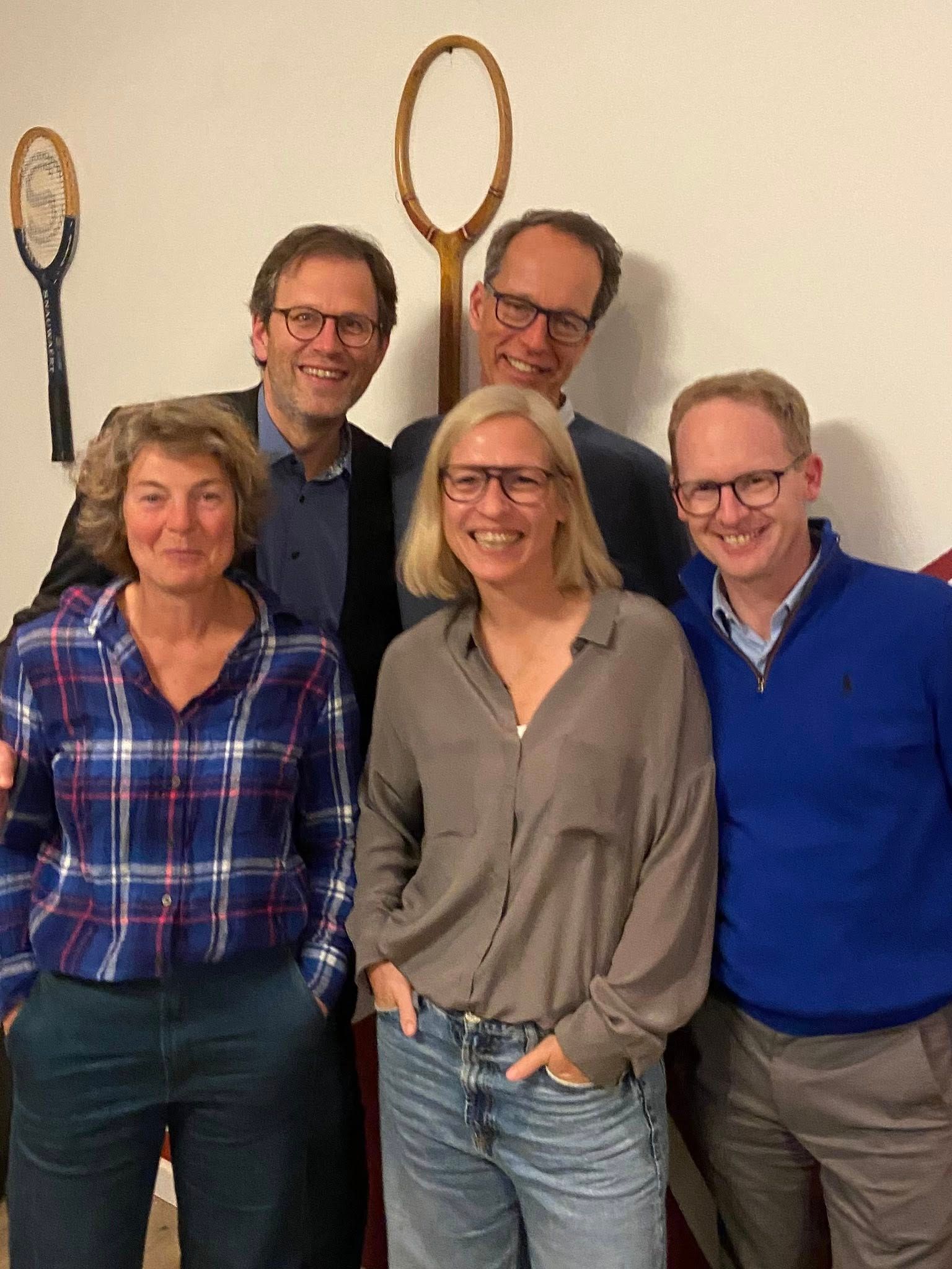 Jens Sträter (hinten rechts) und Martin Witkowski (vorne rechts) sind neu im Vorstand. Lutz Wegerich (hinten links) wurde als 1. Vorsitzender, Petra Barth (vorne links) als reguläres Vorstandsmitglied wiedergewählt. Wibke Rolf-Wahlers (vorne mitte) bleibt im Amt. Nicht im Bild: Heinz Bachmann, Torsten Sigwart