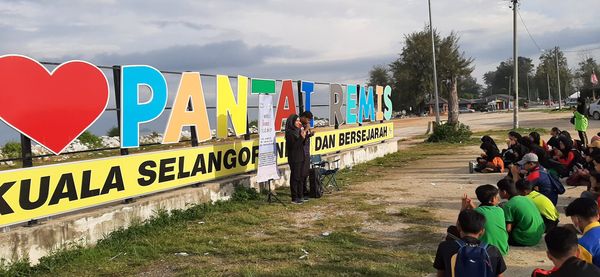 MEMBERSIH KAWASAN PANTAI REMIS JERAM DI KUALA SELANGOR - Image 3