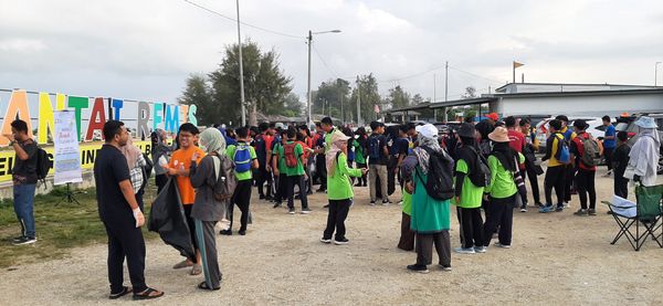MEMBERSIH KAWASAN PANTAI REMIS JERAM DI KUALA SELANGOR - Image 12