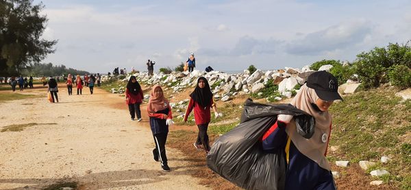 MEMBERSIH KAWASAN PANTAI REMIS JERAM DI KUALA SELANGOR - Image 51