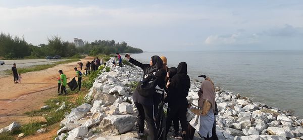 MEMBERSIH KAWASAN PANTAI REMIS JERAM DI KUALA SELANGOR - Image 19