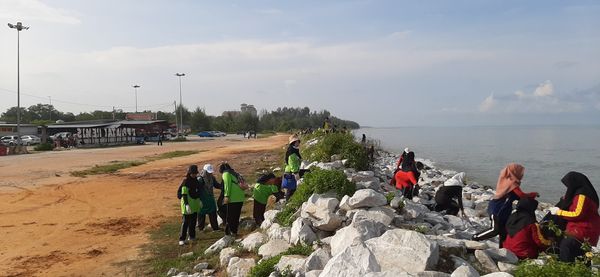 MEMBERSIH KAWASAN PANTAI REMIS JERAM DI KUALA SELANGOR - Image 40