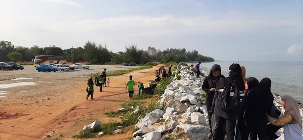 MEMBERSIH KAWASAN PANTAI REMIS JERAM DI KUALA SELANGOR - Image 20