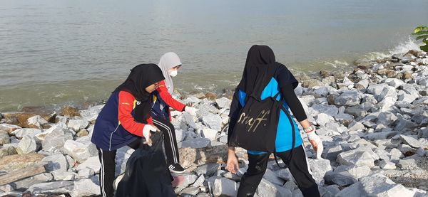MEMBERSIH KAWASAN PANTAI REMIS JERAM DI KUALA SELANGOR - Image 35