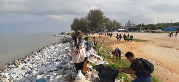 MEMBERSIH KAWASAN PANTAI REMIS JERAM DI KUALA SELANGOR - Image 25